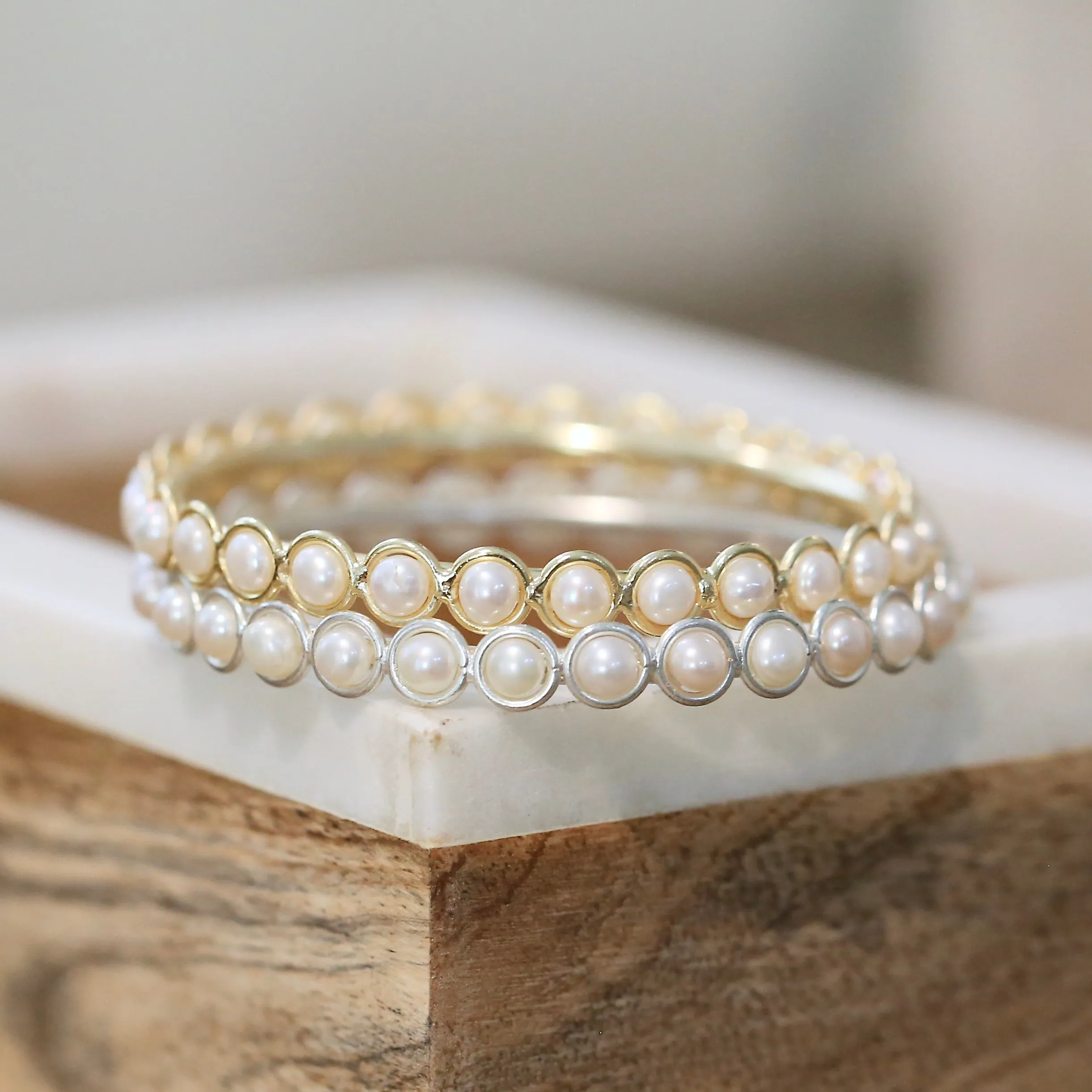 226-01-S| FULL PEARL BEZEL BANGLE ON SILVER